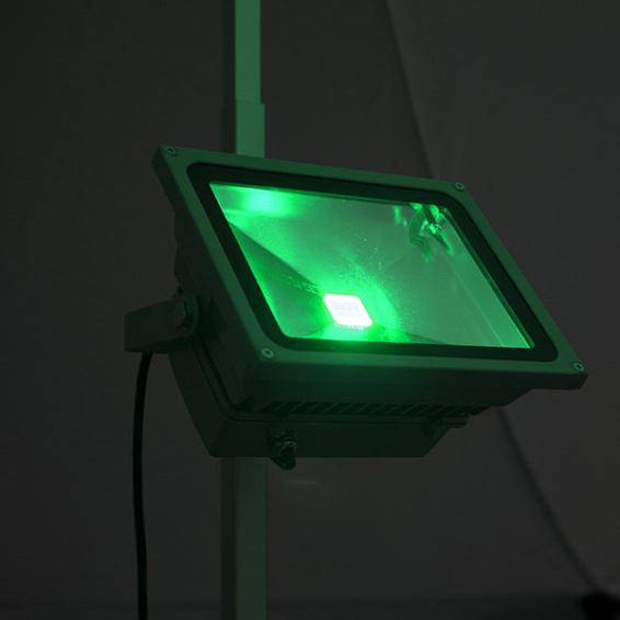 Spot LED RGB : exemple de couleur verte (16 couleurs au choix)