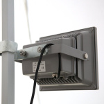 Spot LED RGB : fixation du collier de serrage sur la tente pliante