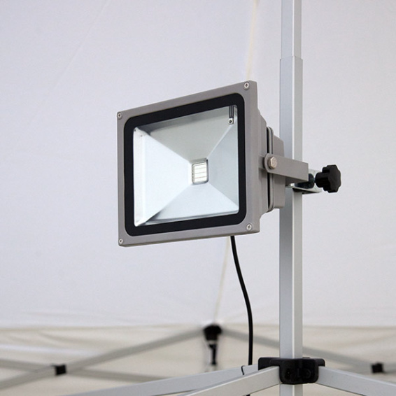 Spot LED : avec collier de serrage pour fixation à la barre transversale du toit de la tente