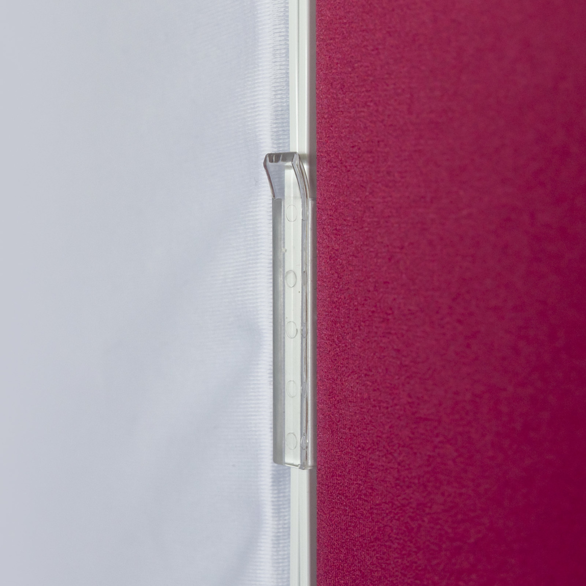 Connexion de deux murs d'exposition à l'aide d'un clip de connexion