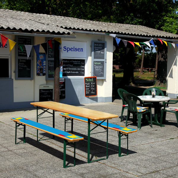 2 bancs de brasserie imprimés avec 1 table brasserie non imprimée
