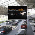 Enseigne suspendue courbe - publicité XXL au lieu de vente