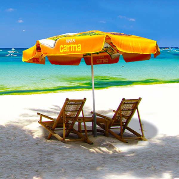 Petit parasol avec liséré jaune à la plage