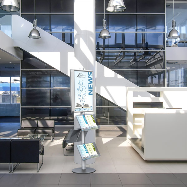 Foyers avec tableau d'information B2, présentant parfaitement les actualités de l'entreprise