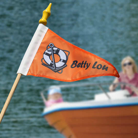 Fanion de bateau avec ourlet creux et tige en bois avec pointe jaune