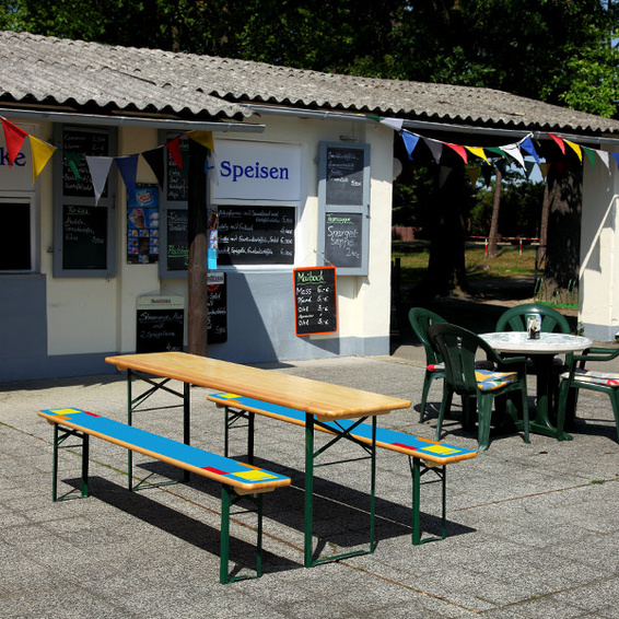2 bancs de brasserie imprimés avec 1 table brasserie non imprimée