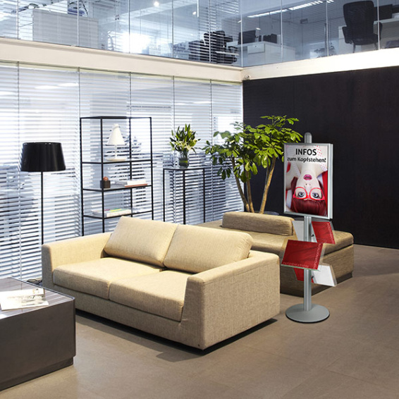 Tableau d'information B2 dans les zones d'attente