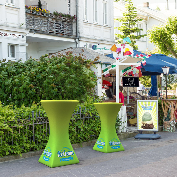 Des tables hautes habillées de housses invitent les clients à s’y attarder