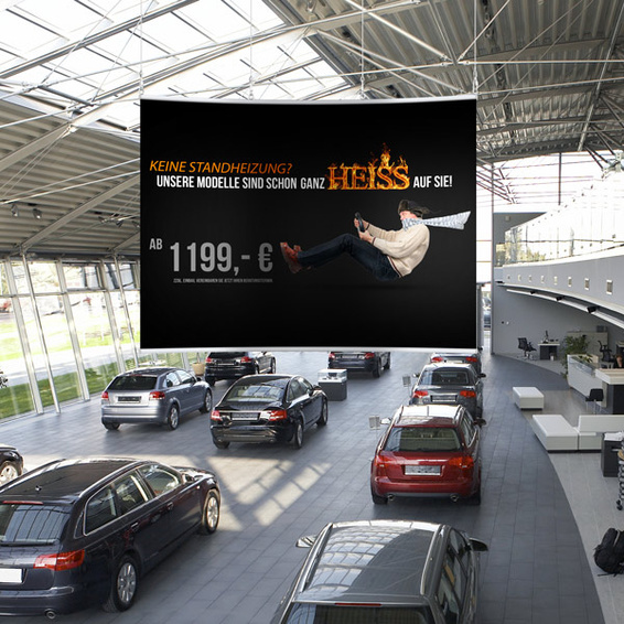 Enseigne suspendue courbe - publicité XXL au lieu de vente