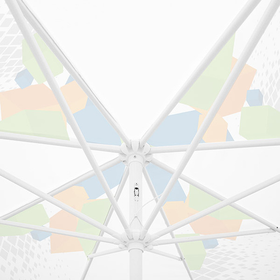 Parasol petit modèle avec manivelle, vue sur l’armature solide