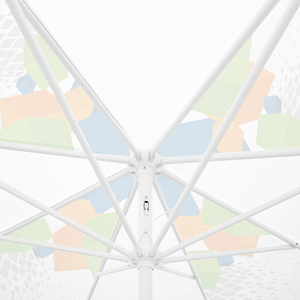 Parasol petit modèle avec manivelle, vue sur l’armature solide