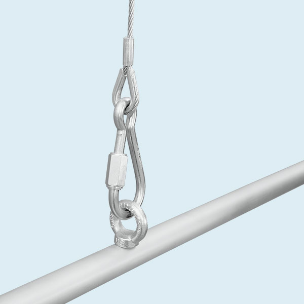 Détail suspension : vis à anneau et câble d'arret dans mousqueton à visser