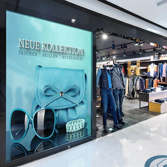 Publicité de vitrine XXL - ici autocollants sous verre format portrait