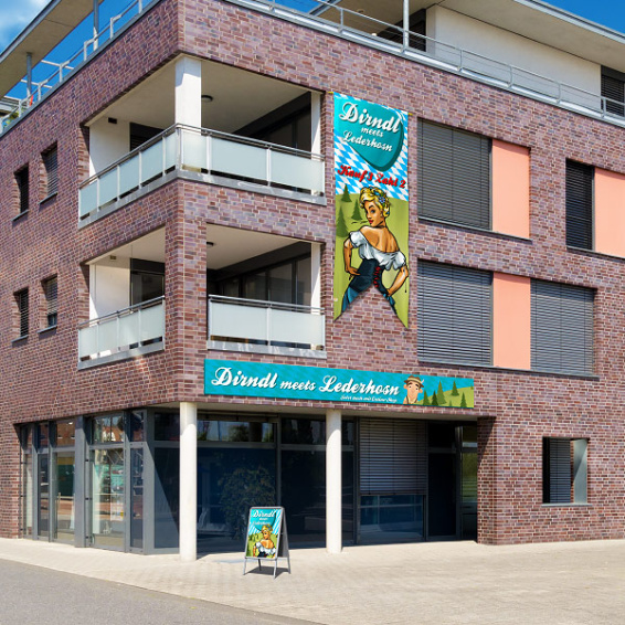 Bannières avec queue d'aronde comme publicité de façade