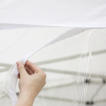 Fixation de la cloison au volant du pavillon par bande scratch