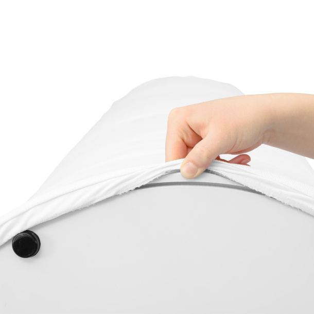 Fixation de la housse par jonc PVC dans la rainure sous le socle