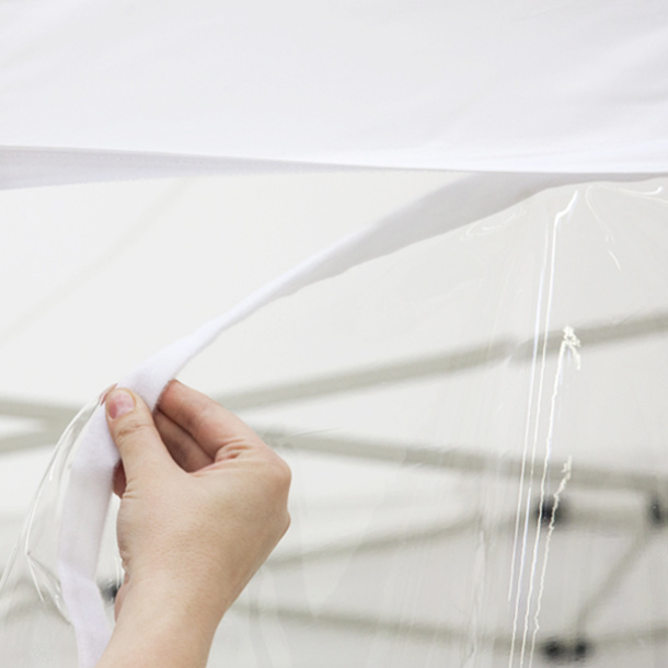 Fixation de la cloison au volant du pavillon par bande scratch