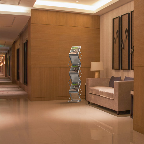 Présentoir de prospectus dans un hall d'attente, chargé de dépliants