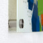 Panneau publicitaire acrylique fixé par entretoises, écart du mur : 20 mm