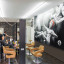 Visuel haut de gamme dans un salon de coiffure : le cadre mural Q-Frame®