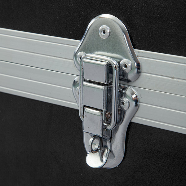 Détail : serrure à loquet (pouvant être verrouillée en plus avec un cadenas)