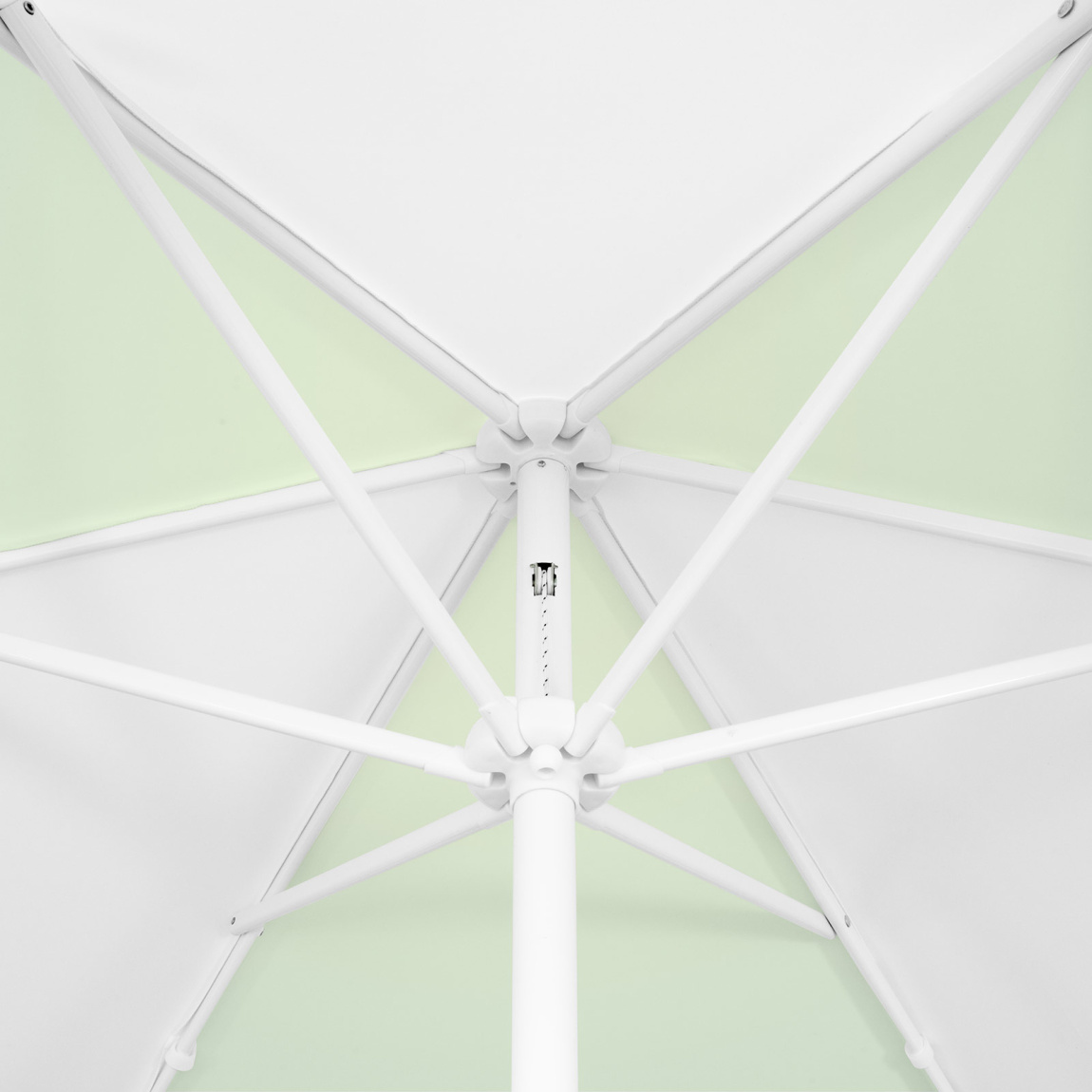 Petit parasol avec manivelle, vue de la couronne par en-dessous