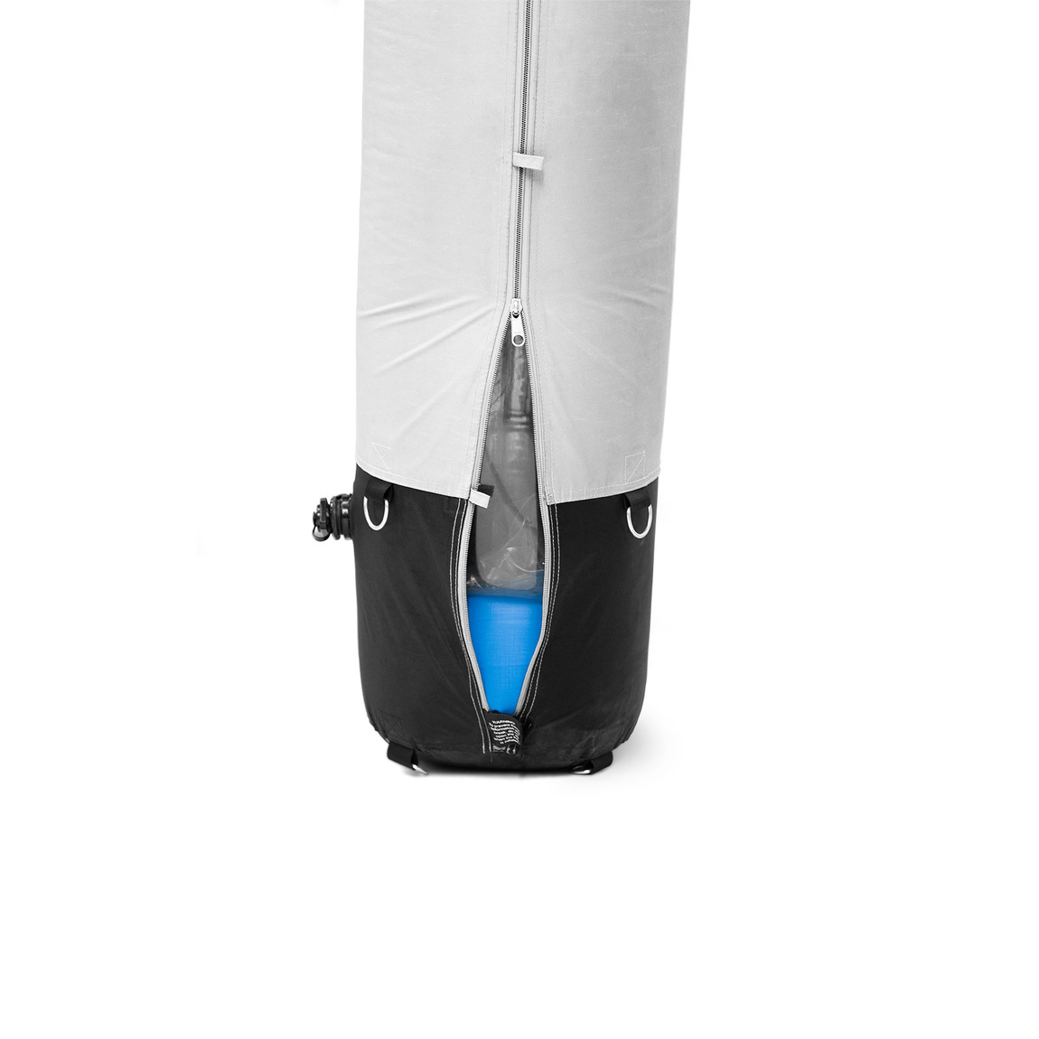 Détail : poids remplissable de 12 l d'eau dans le pied du pavillon gonflable