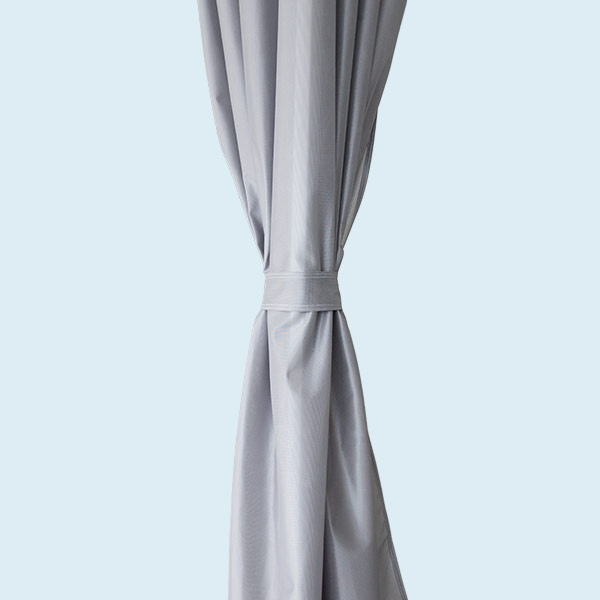 Rideau de pavillon tenu avec son ruban