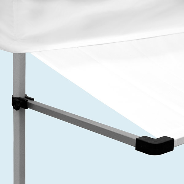 Détail : fixation de l'auvent aux poteaux et à la jupe du toit