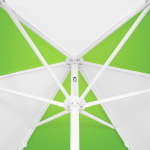 Petit parasol avec manivelle, vue de la couronne par en-dessous