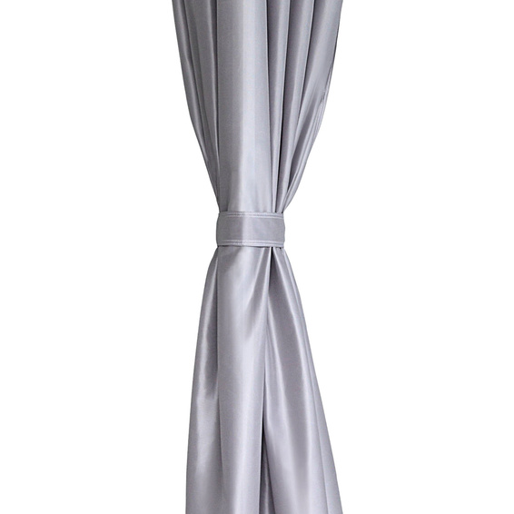 Écharpe décorative maintenue par un ruban décoratif élégamment enroulé