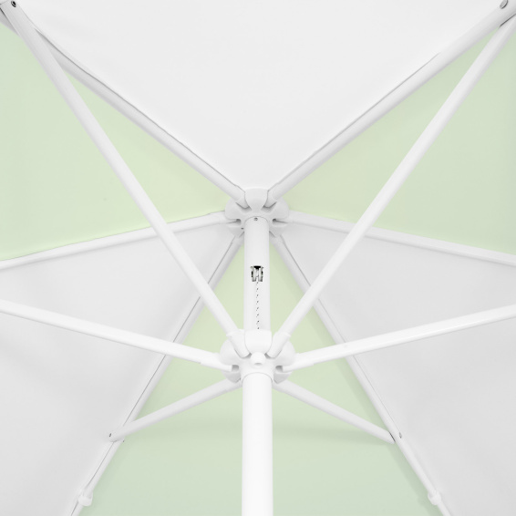 Petit parasol avec manivelle, vue de la couronne par en-dessous