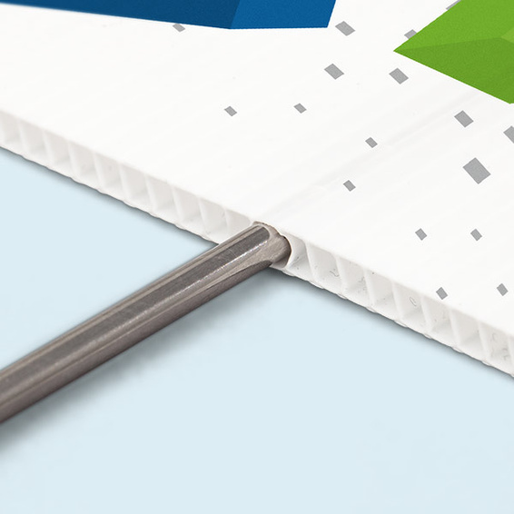 Glissez la tige inox dans la cannelure du panneau alvéolaire