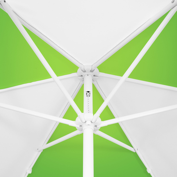 Petit parasol avec manivelle, vue de la couronne par en-dessous