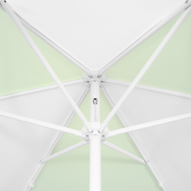 Petit parasol avec manivelle, vue de la couronne par en-dessous