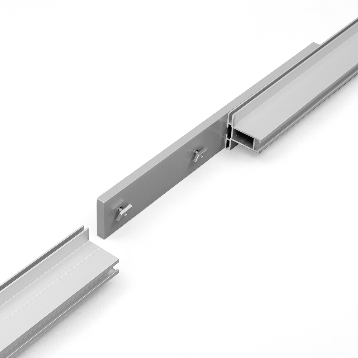 Lors de la livraison : profils de cadre en sections. Détail: connecteurs de profil renforcés à partir de 401 cm