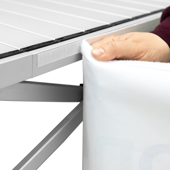 Fixation de la bande décorative à la table pliante