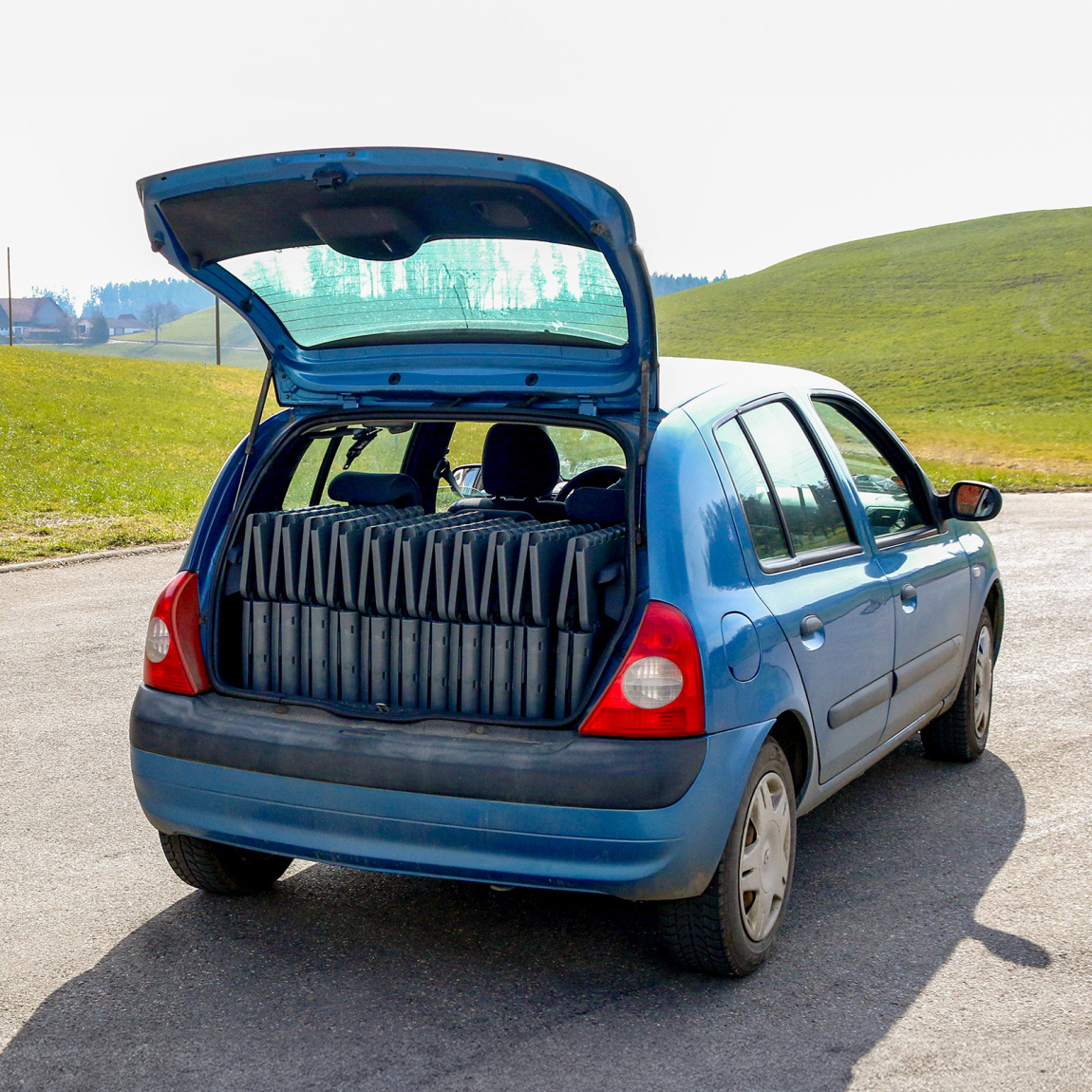 Petit et pliable à plat, parfait pour le transport en voiture