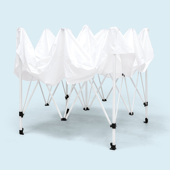 Très stable : la structure ciseaux pliable en acier, dépliage très rapide