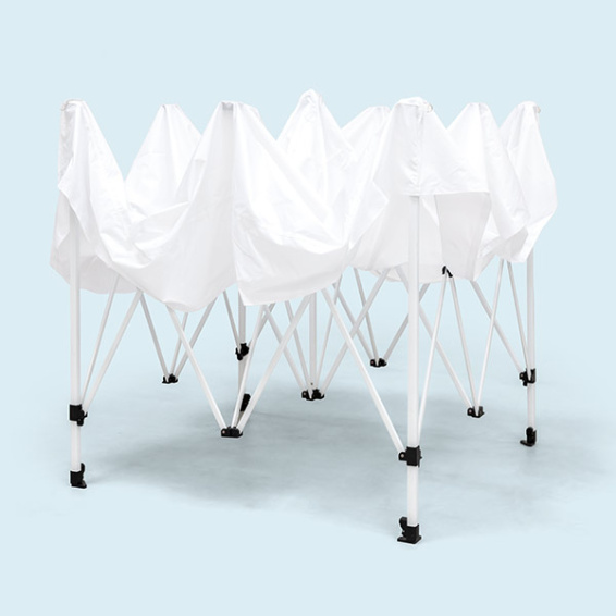 Très stable : la structure ciseaux pliable en acier, dépliage très rapide