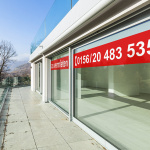 Autocollant sous verre - collé de l'intérieur, bien lisible à l'extérieur