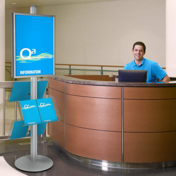 Tableau d'information B2 avec du matériel d'information (brochures, dépliants)