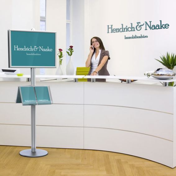 Supports avec des publicités d'image et des prospectus dans la zone d'accueil