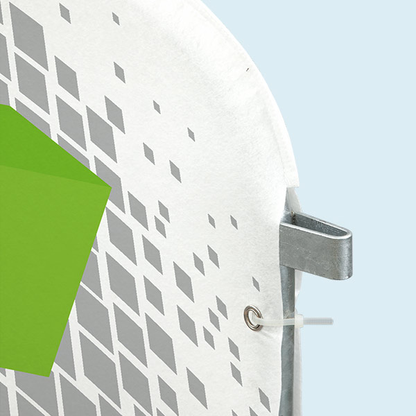 Intissé polyester, fixation par attache-câbles sur la barrière de sécurité