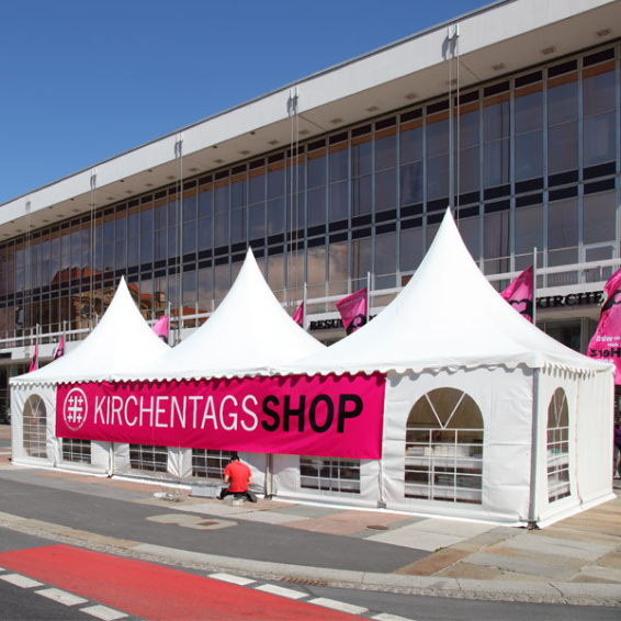 Bandeau tendu au format horizontal, œilleté tout autour 