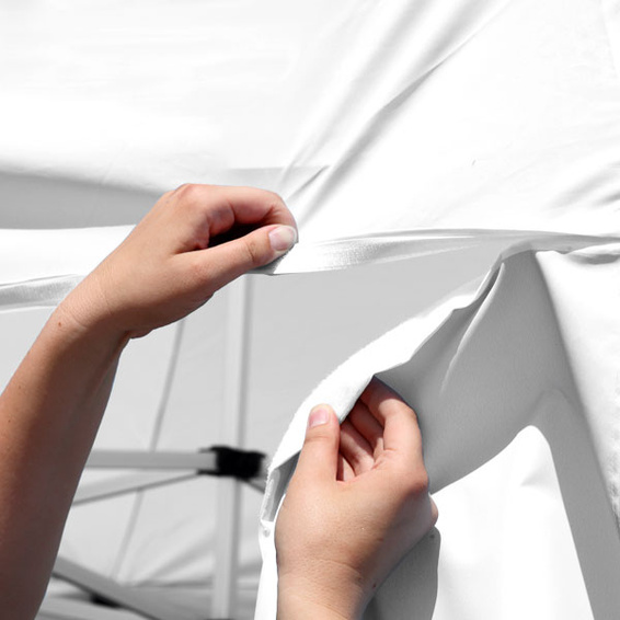 Bannière d'angle avec laminage protecteur supplémentaire : imperméable, résistante aux UV, résistante aux rayures