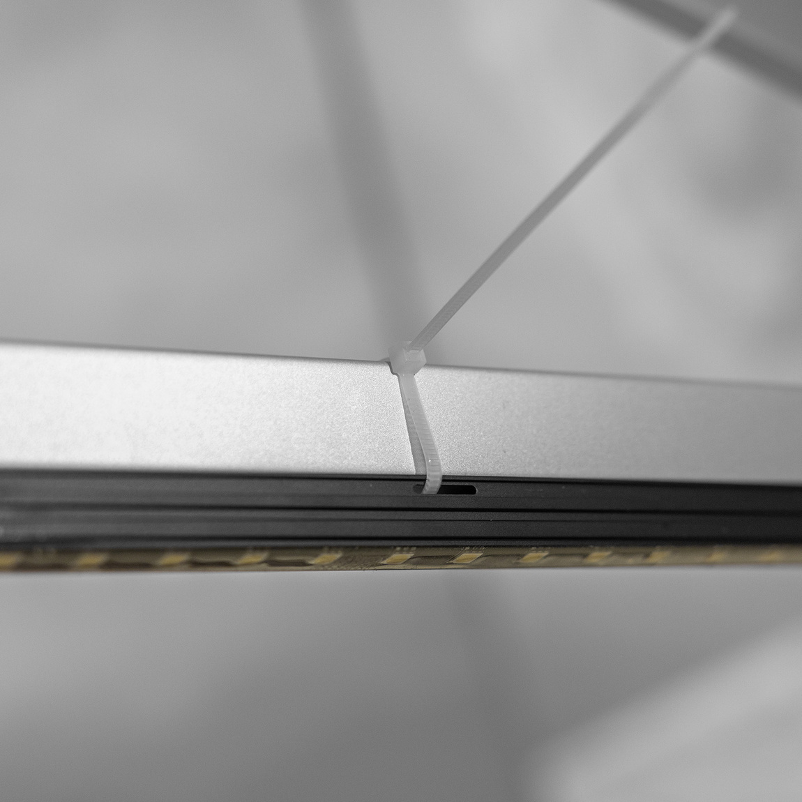Barres LED - variante de fixation 3: serre-câbles, fixation flexible