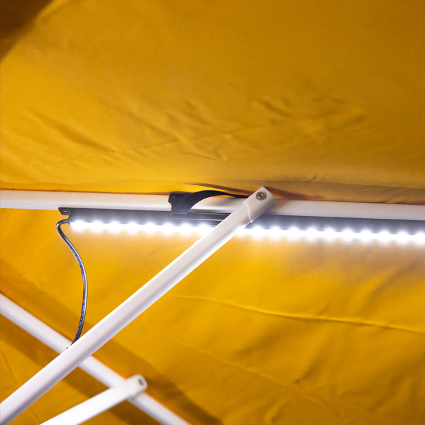 Fixation de la barre lumineuse LED sur une entretoise de parasol
