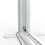 Mur d’exposition Lightbox flex, détail : coin inférieur avec câble d’alimentation raccordé