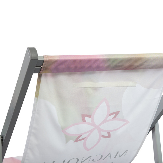 Coller la bande scratch à la hauteur souhaitée au dos de la chaise chilienne